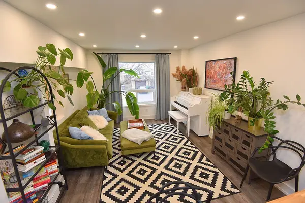 1221 Dundix RD #8, Mississauga, ON L4Y 3Y9