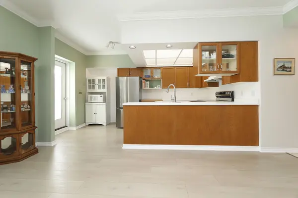 21 George ST #305, Aurora, ON L4G 2S1