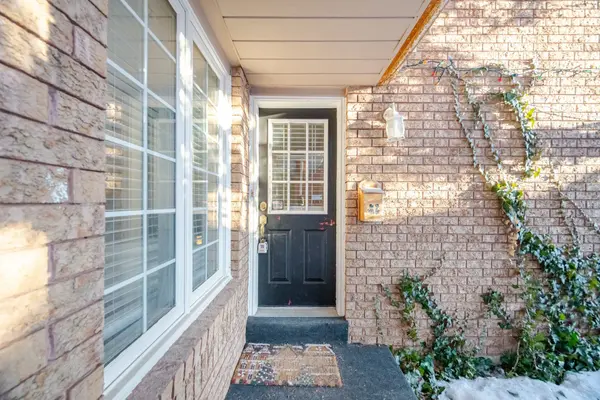 6945 Gracefield DR, Mississauga, ON L5N 6T9