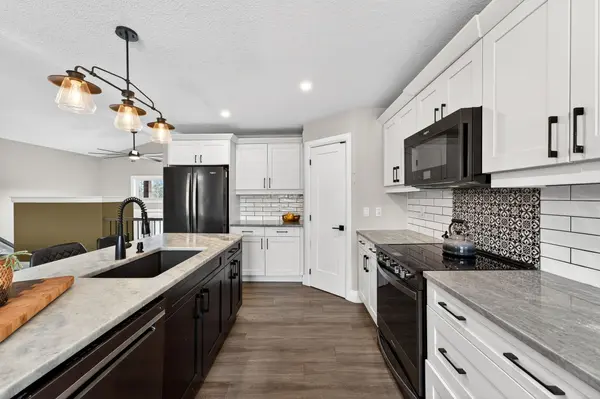 20109 Loyalist Pkwy, Prince Edward County, ON K0K 1T0