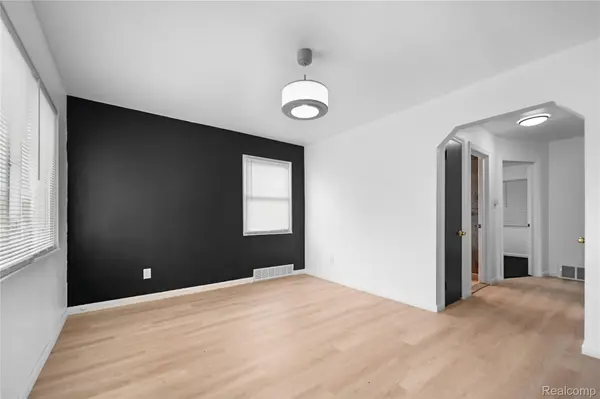 17028 W Chicago ST, Detroit, MI 48228