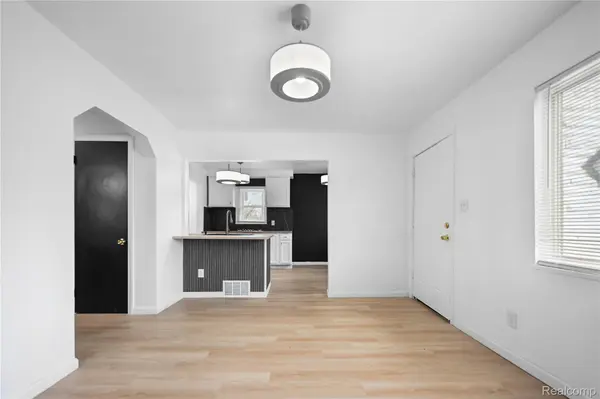 17028 W Chicago ST, Detroit, MI 48228