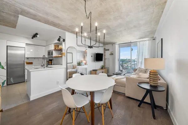 1369 Bloor ST W #1402, Toronto C01, ON M6P 4J4