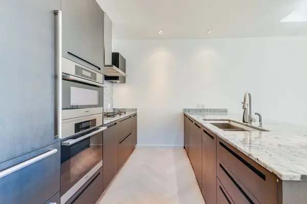 180 University AVE #5605, Toronto C01, ON M5H 0A2