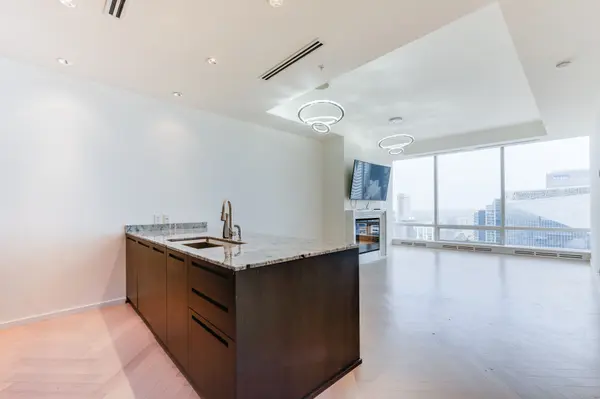 180 University AVE #5605, Toronto C01, ON M5H 0A2