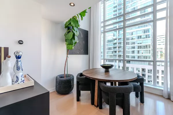 Toronto C01, ON M5V 1T8,21 Nelson ST #Lph22