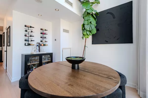 Toronto C01, ON M5V 1T8,21 Nelson ST #Lph22