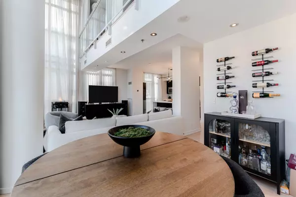 Toronto C01, ON M5V 1T8,21 Nelson ST #Lph22