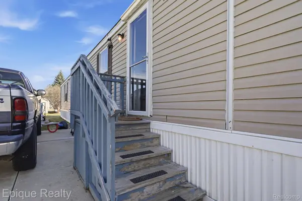 15317 Cartier DR, Clinton Charter Township, MI 48038