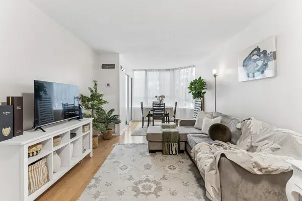 717 Bay ST #403, Toronto C01, ON M5G 2J9