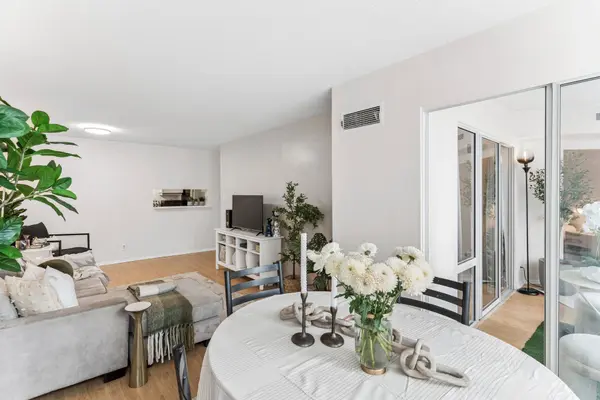 717 Bay ST #403, Toronto C01, ON M5G 2J9