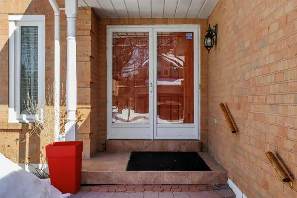 142 Waterside CRES, Vaughan, ON L6A 1V2