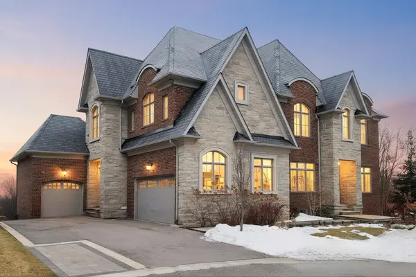 15 Davina CIR, Aurora, ON L4G 0M2