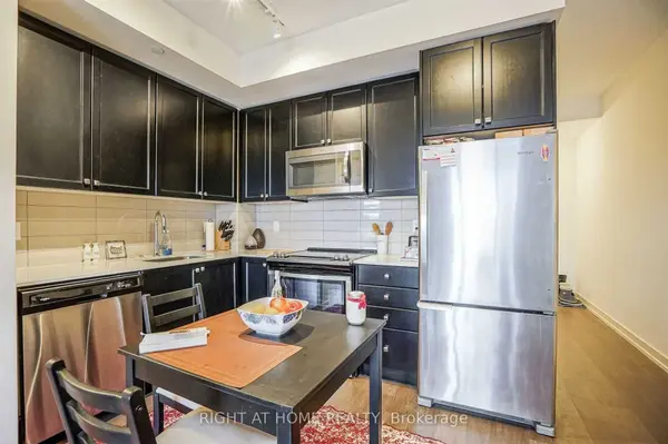 555 William Graham DR #324, Aurora, ON L4G 3H9