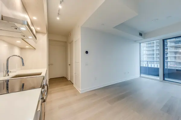 448 Burnhamthorpe RD #1501, Mississauga, ON L5B 0R4