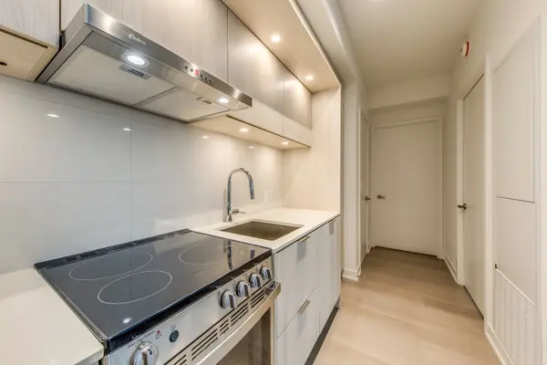 448 Burnhamthorpe RD #1501, Mississauga, ON L5B 0R4