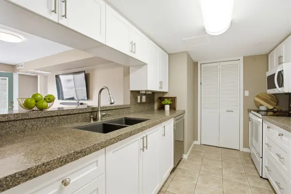 216 Plains RD W #F304, Burlington, ON L7T 4M1