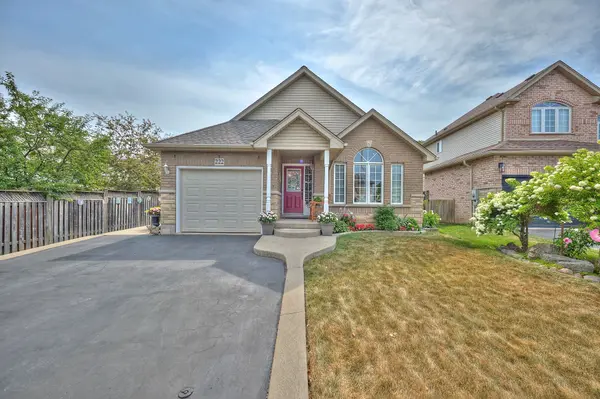 222 Dorchester DR, Grimsby, ON L3M 5K8