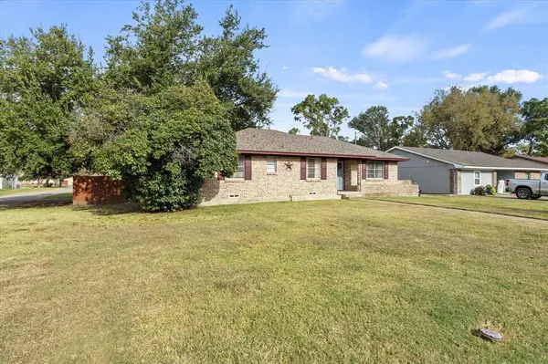 201 Collins Drive, Terrell, TX 75160