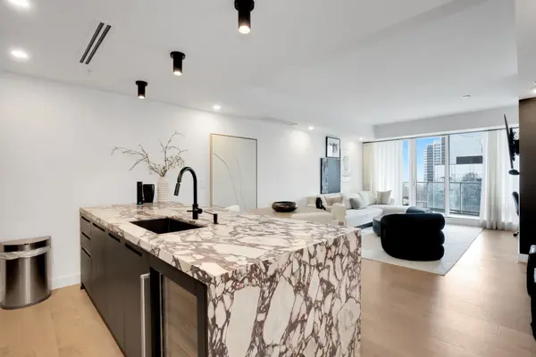 180 University AVE #4408, Toronto C01, ON M5H 0A2