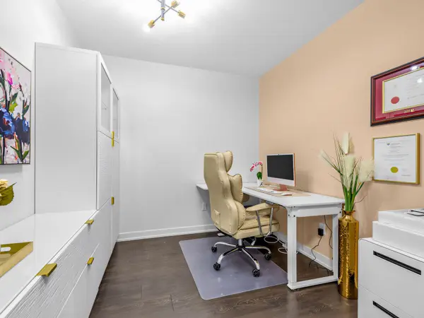 31 Tippett RD #438, Toronto C06, ON M3H 0C8