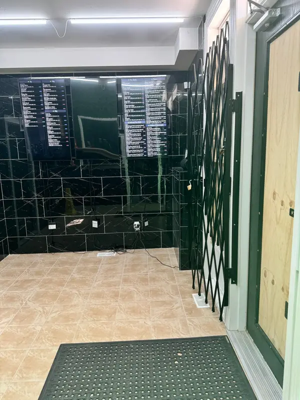 181 Plains RD W #2, Burlington, ON L7T 0B1