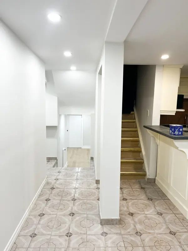 50 Limeridge RD W, Hamilton, ON L9C 2V1