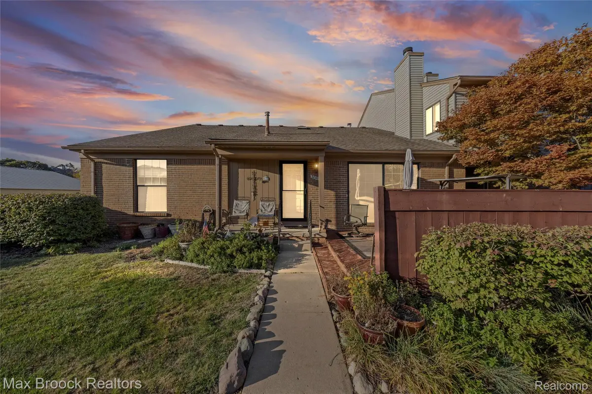 38903 Country CIR, Farmington Hills, MI 48331