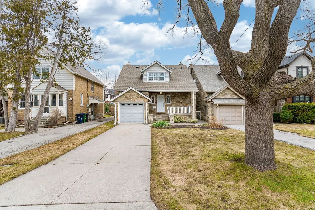 Toronto W08, ON M8X 2G8,1107 Royal York RD