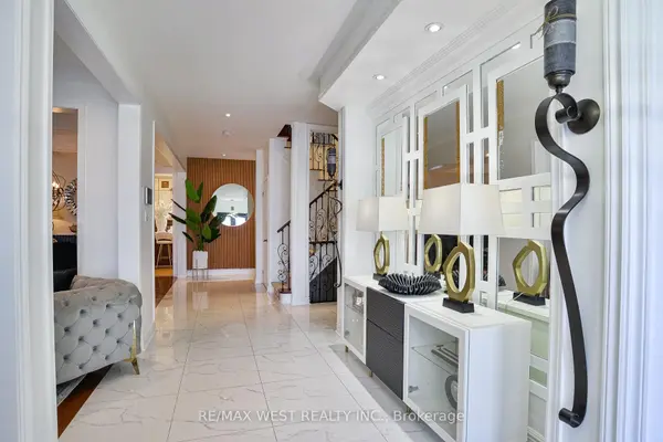 134 Sandringham DR, Barrie, ON L4M 0C9