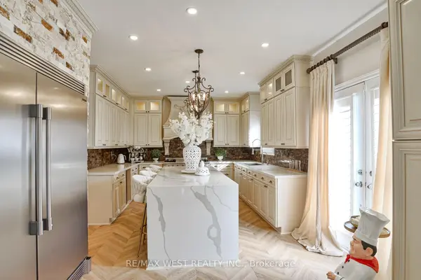 134 Sandringham DR, Barrie, ON L4M 0C9