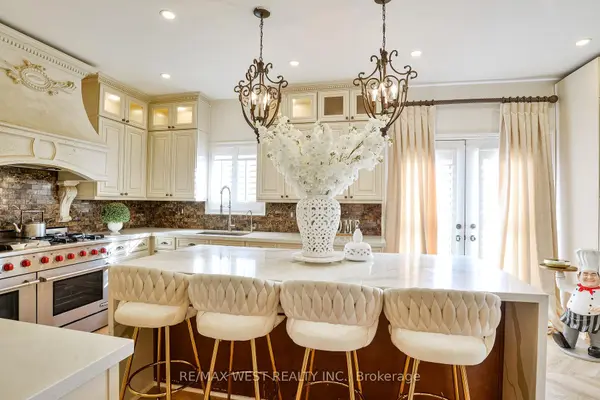 134 Sandringham DR, Barrie, ON L4M 0C9