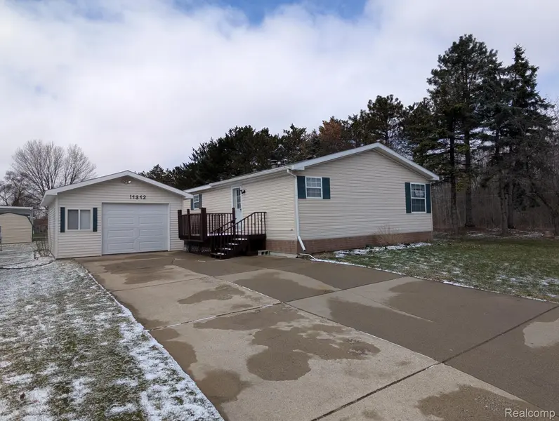11312 N Lake DR, Fenton Charter Township, MI 48430