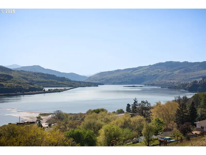 Columbia DR, Lyle, WA 98635