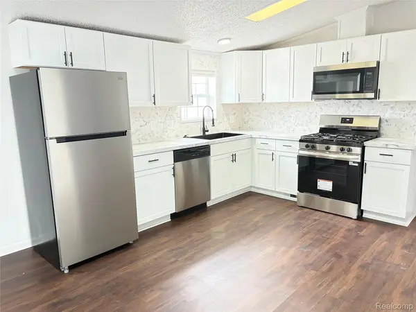 11312 N Lake DR, Fenton Charter Township, MI 48430