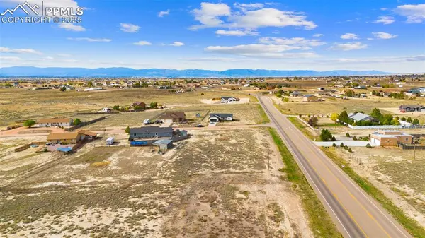 1220 N Saddle Ridge LN, Pueblo, CO 81007