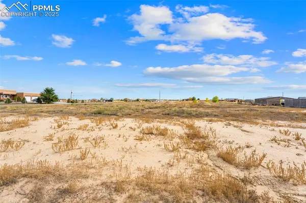 1220 N Saddle Ridge LN, Pueblo, CO 81007