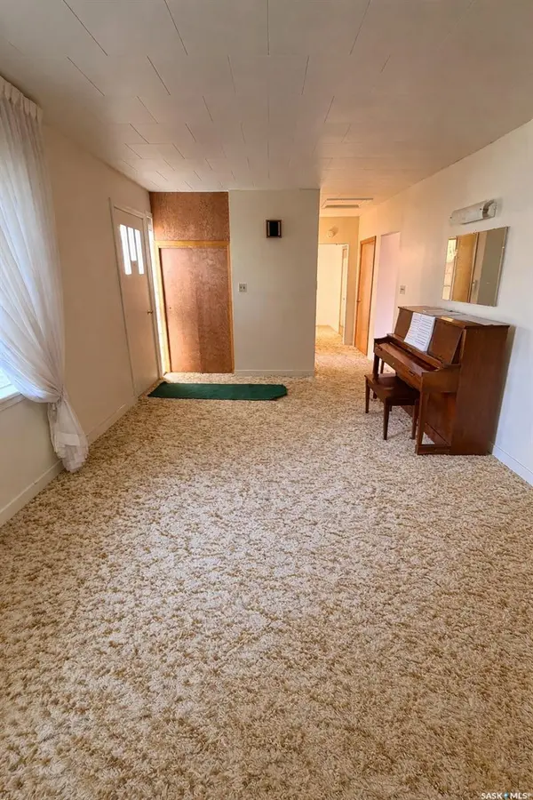 6366 Queens AVENUE, Gull Lake, SK S0N 1A0