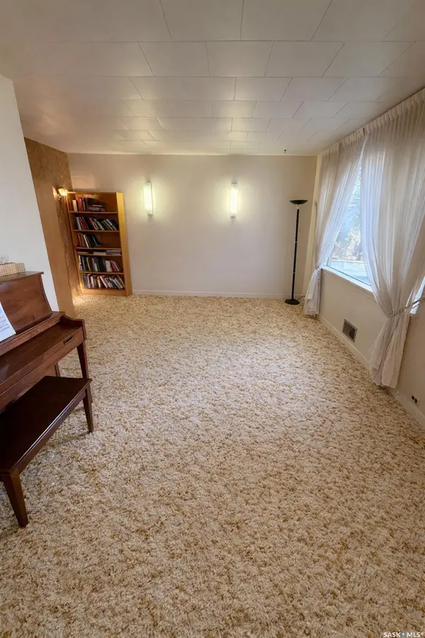 6366 Queens AVENUE, Gull Lake, SK S0N 1A0