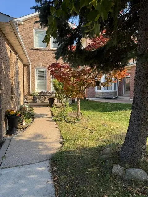 6296 Prairie CIR, Mississauga, ON L5N 5Y7