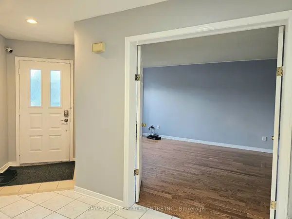 486 Dicenzo DR, Hamilton, ON L9B 2C4