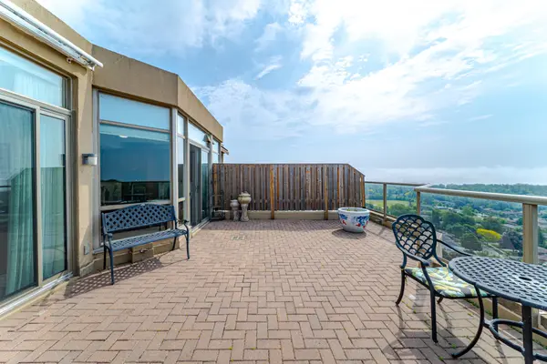 20 Guildwood Pkwy #PH14, Toronto E08, ON M1E 5B6