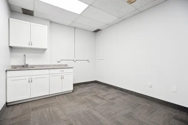 845 Harrington CT #B01-1, Burlington, ON L7N 3P3