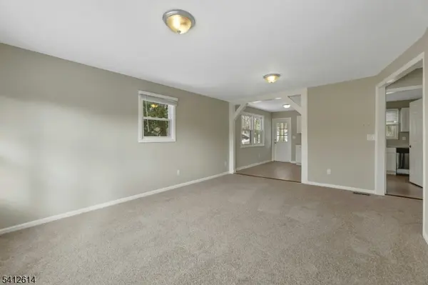 8 Iroquois Ave, Oakland Boro, NJ 07436