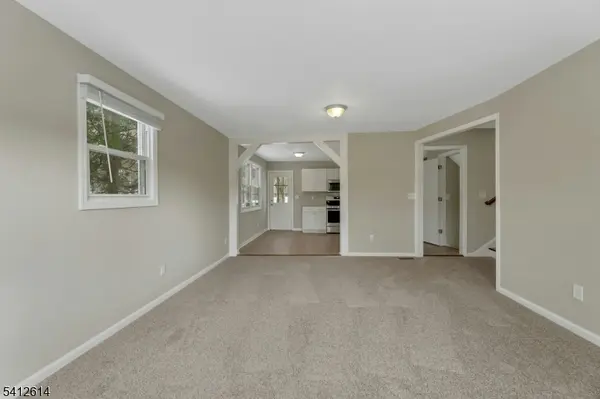 8 Iroquois Ave, Oakland Boro, NJ 07436