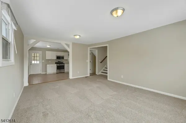 8 Iroquois Ave, Oakland Boro, NJ 07436