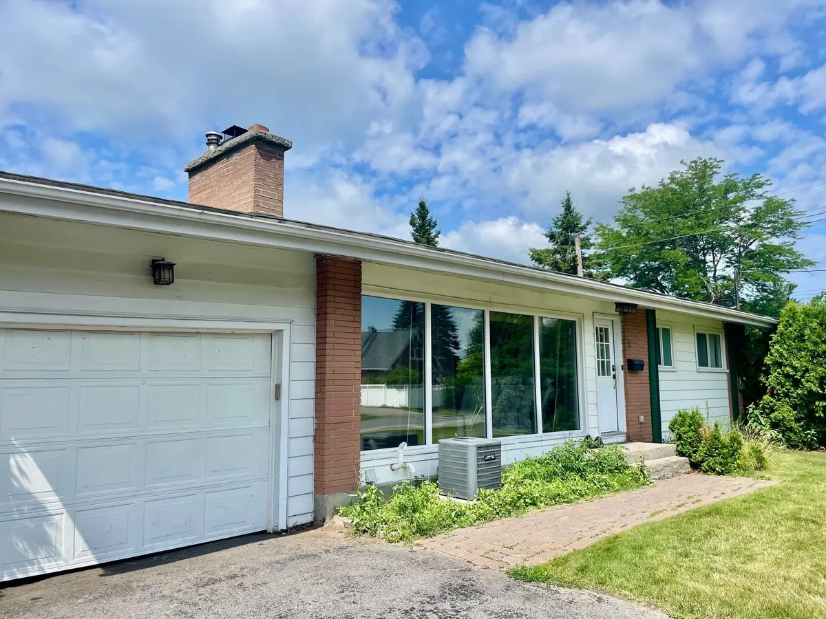 18 Stinson AVE, Bells Corners And South To Fallowfield, ON K2H 6N1