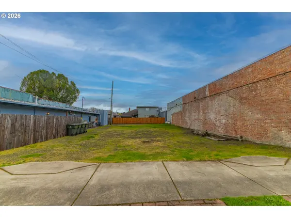 618/620 SPRUCE ST, Myrtle Point, OR 97458