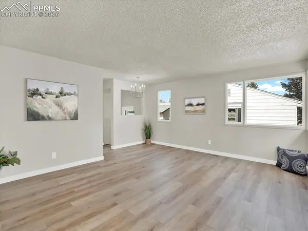 2518 Meadowlark LN, Colorado Springs, CO 80909