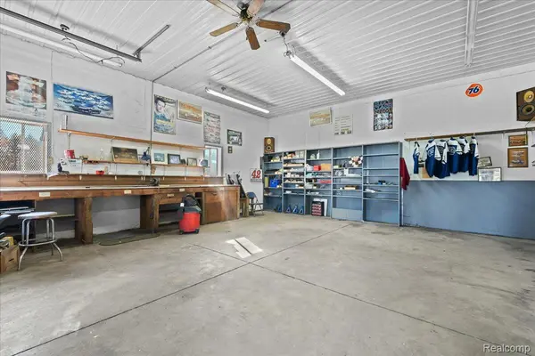 2795 N Burkhart RD, Howell, MI 48855